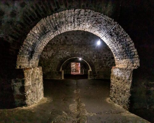 https://akansia.com/storage/2022/11/cape-coast-slave-castle-slave-dungeon-ghana-cape-coast-castle-day-trip-from-accra-elmina-castle-slave-fort-tour-IMG_1093-1024x683-1-500x400.jpeg