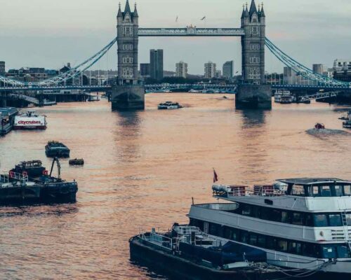 https://akansia.com/storage/2023/01/River-Thames-London-Tower-Bridge-pubdomain-Pietro-De-Grandi-500x400.jpeg